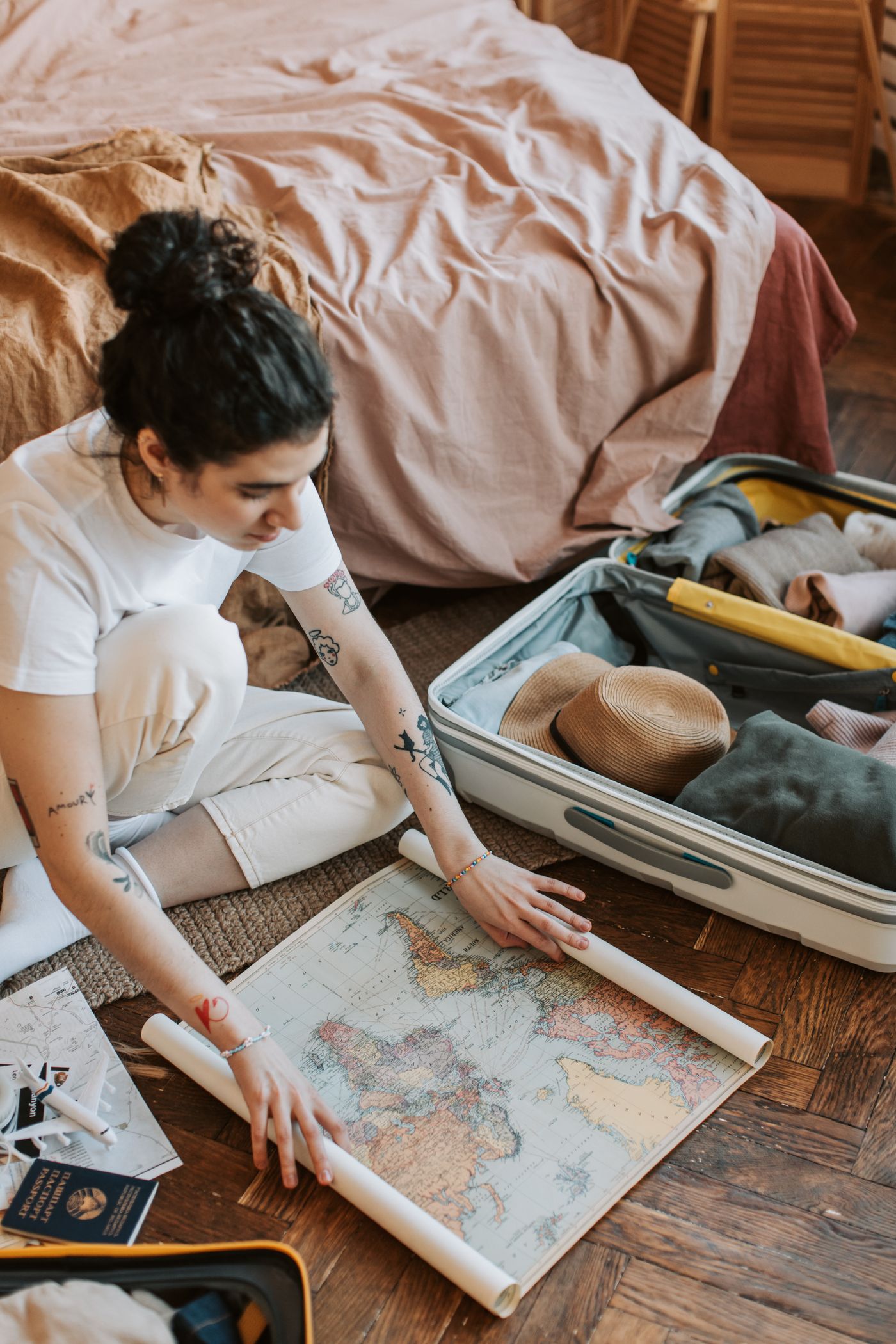 Reiseplanung mit Karte und gepacktem Koffer